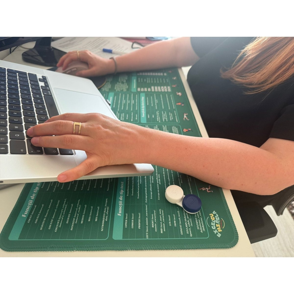 Deskmat Mousepad Excel Cu Mirela, Formule Optiuni si Scurtaturi Excel, Margini Cusute, Dimensiuni 800mm X 300MM - Excel cu Mirela Store